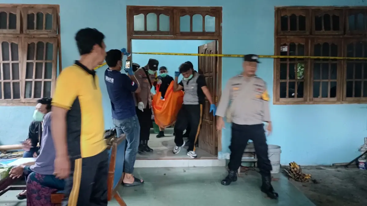Petugas mengevakuasi jenazah Sumarsono dari rumahnya di Baleharjo, Pacitan, setelah ditemukan meninggal dunia. NUR CAHYONO/RADAR PACITAN