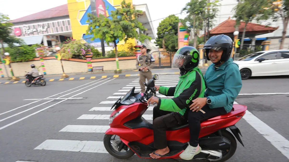 Plt Wali Kota Madiun F Bagus Panuntun berangkat ke balai kota menggunakan ojol pada hari pertama penerapan WFH ASN. BAGAS BIMANTARA/RADAR MADIUN
