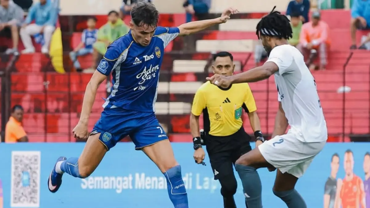 SERU: Pemain PSIM Jogja mendapat kawalan ketat dari pemain PSM Makassar dalam laga pekan ke-27 BRI Super League, Jumat (10/4). (IG @psimjogja_official)