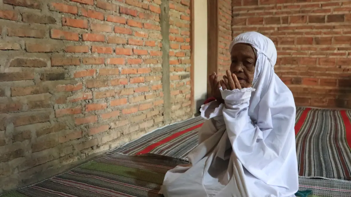 Siti Robiah, nenek 91 tahun yang berangkat haji setelah puluhan tahun menabung dari hasil jual arang. (SUGENG DWI N/RADAR MADIUN)