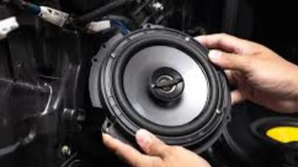 Subwoofer Kolong Terbaik. (MOMOBIL)