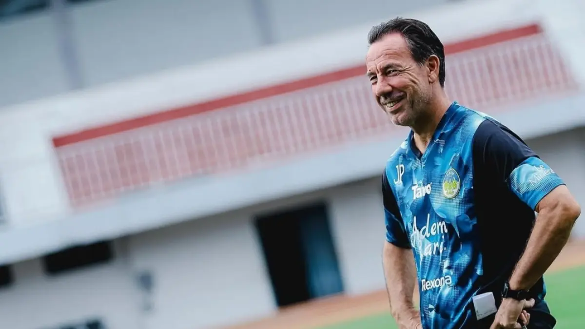 TIGA POIN: Pelatih PSIM Jogja Jean-Paul Van Gastel menargetkan 3 poin saat timnya menjamu PSM Makassar. (IG @psimjogja_official)