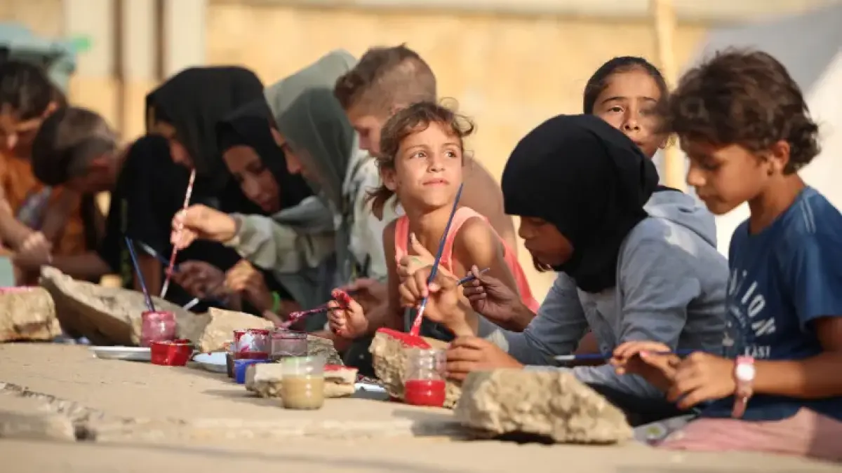 Anak-anak Lebanon korban perang Israel makan bersama. (AL JAZEERA)
