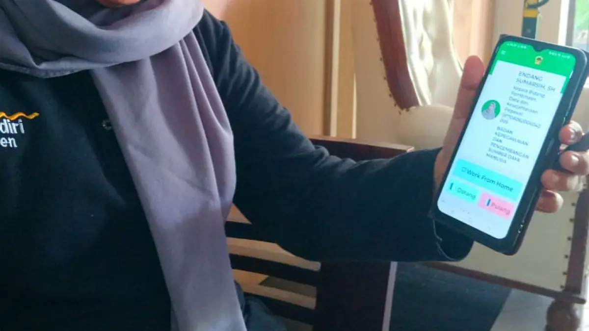 ASN tetap melakukan presensi melalui aplikasi E-Presensi meski menjalankan WFH. LODITYA FERNANDES/RADAR MADIUN