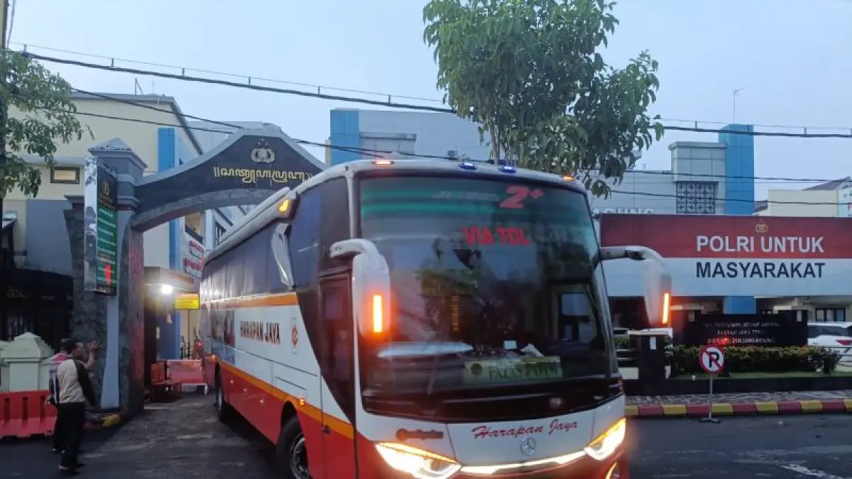 Bus Harapan Jaya mengangkut belasan pejabat Pemkab Tulungagung dalam OTT Bupati Gatut Sunu Wibowo, Sabtu (11/4) pagi. (ANTARA)