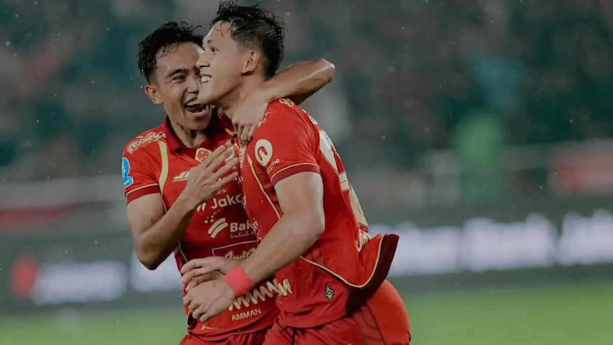 CETAK BRACE: Penyerang Persija Eksel Runtukahu merakan gol keduanya ke gawang Persebaya. (IG @persija)