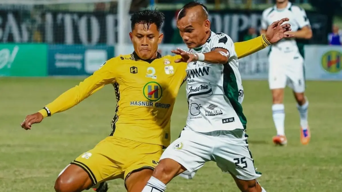 GAGAL MENANG: Pemain PSS Sleman Riko Simanjuntak dikawal ketat oleh pemain PS Barito Putera. (IG @pssleman)