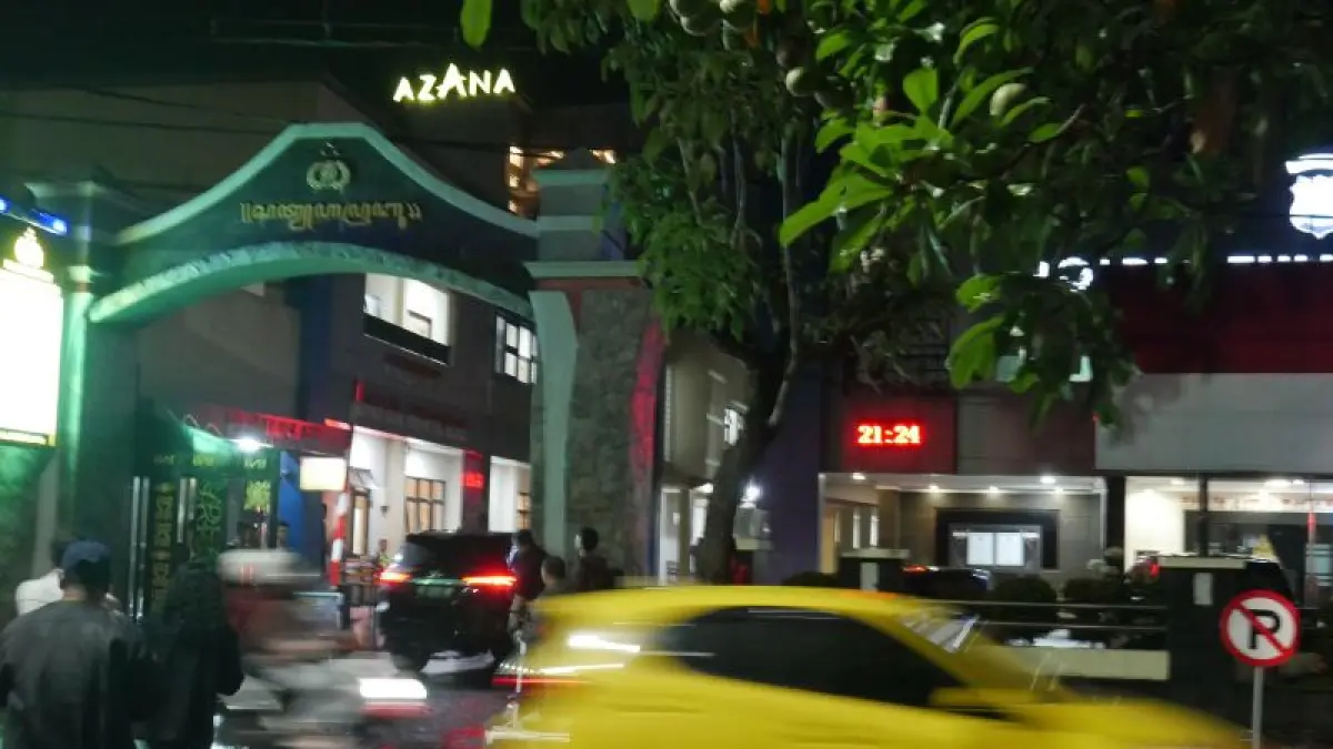 KPK memeriksa sejumlah pejabat Pemkab Tulungagung usai melakukan OTT terhadap Bupati Tulungagung Gatut Sunu WIbowo dan belasan orang, Jumat (10/4) malam. (ANTARA)