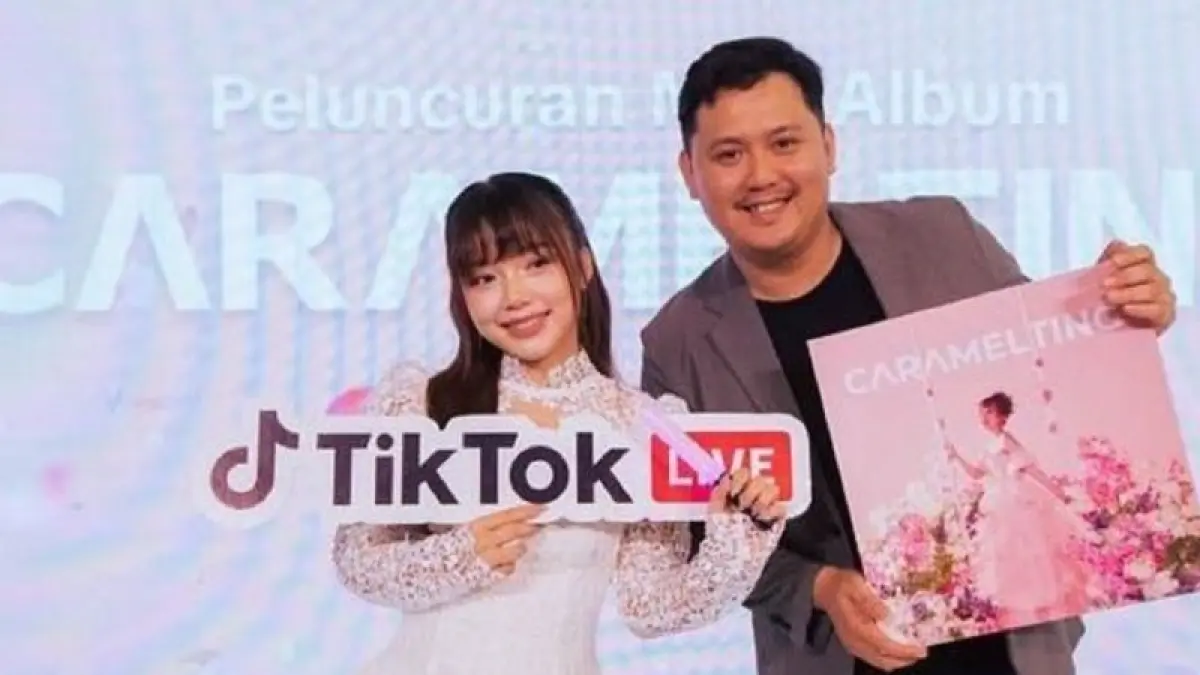 Kreator musik asal Indonesia, Cece Caramel (kiri) saat peluncuran mini album bertajuk "Caramelting" berkolaborasi dengan Tik Tok Live di Jakarta, Jumat (10/4). (ANTARA)