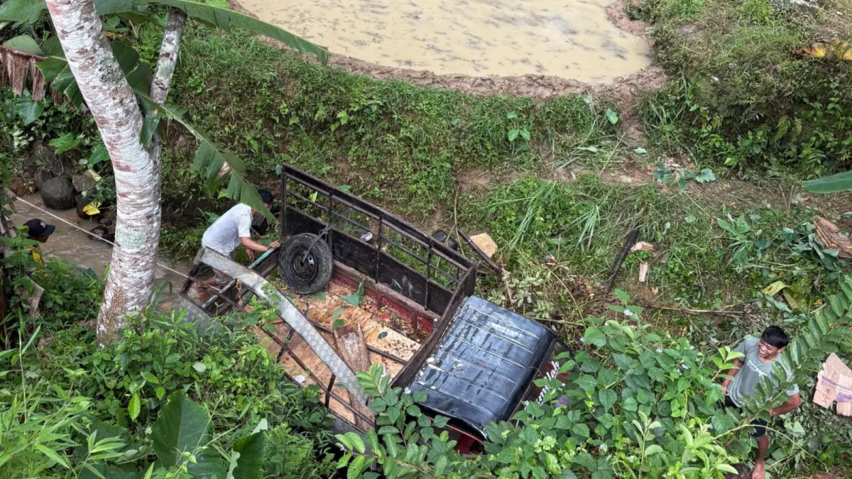 Mobil pick up yang terperosok ke jurang di wilayah Bandar, Pacitan, mengalami kerusakan parah. FOTO: SATLANTAS POLRES PACITAN