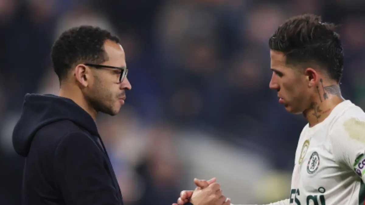 Pelatih Chelsea Liam Rosenior menyalami kapten tim, Enzo Fernandez. (JAWA POS)