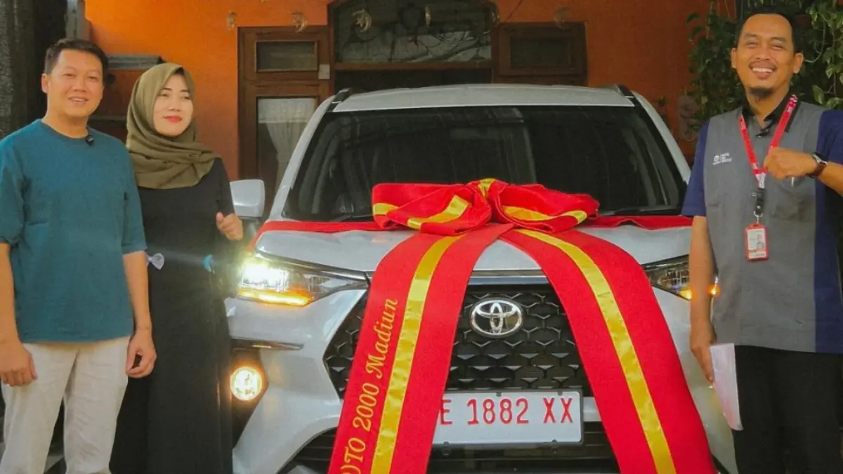 Penyerahan perdana Toyota Veloz Hybrid 2026 di Madiun.
