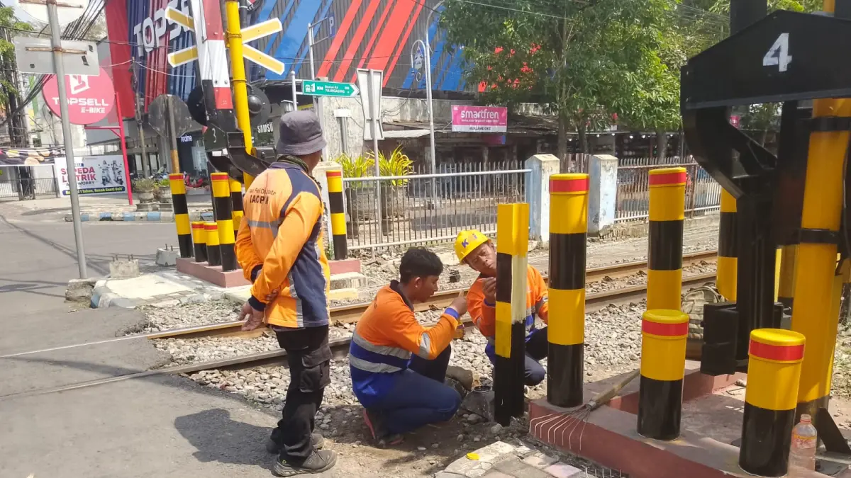 Petugas KAI memasang palang permanen di jalur rel Tulungagung untuk menutup akses liar demi keselamatan. HUMAS KAI DAOP 7 MADIUN