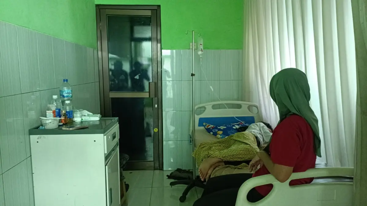 Petugas kesehatan menangani siswa yang mengalami gejala mual dan diare akibat dugaan keracunan makanan MBG di Pacitan. NUR CAHYONO/RADAR PACITAN