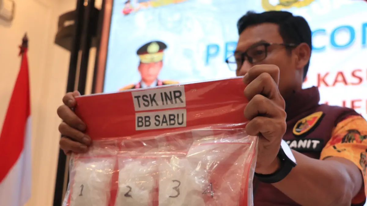 Polisi menunjukkan barang bukti sabu-sabu hasil pengungkapan terbesar di Ponorogo tahun ini. SUGENG DWI N/RADAR PONOROGO
