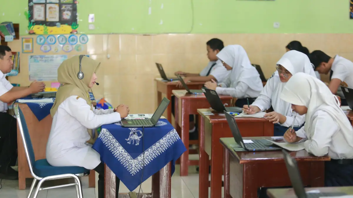 Siswa SMP di Kota Madiun mengikuti TKA online untuk mengukur kemampuan literasi dan numerasi. BAGAS BIMANTARA/RADAR MADIUN