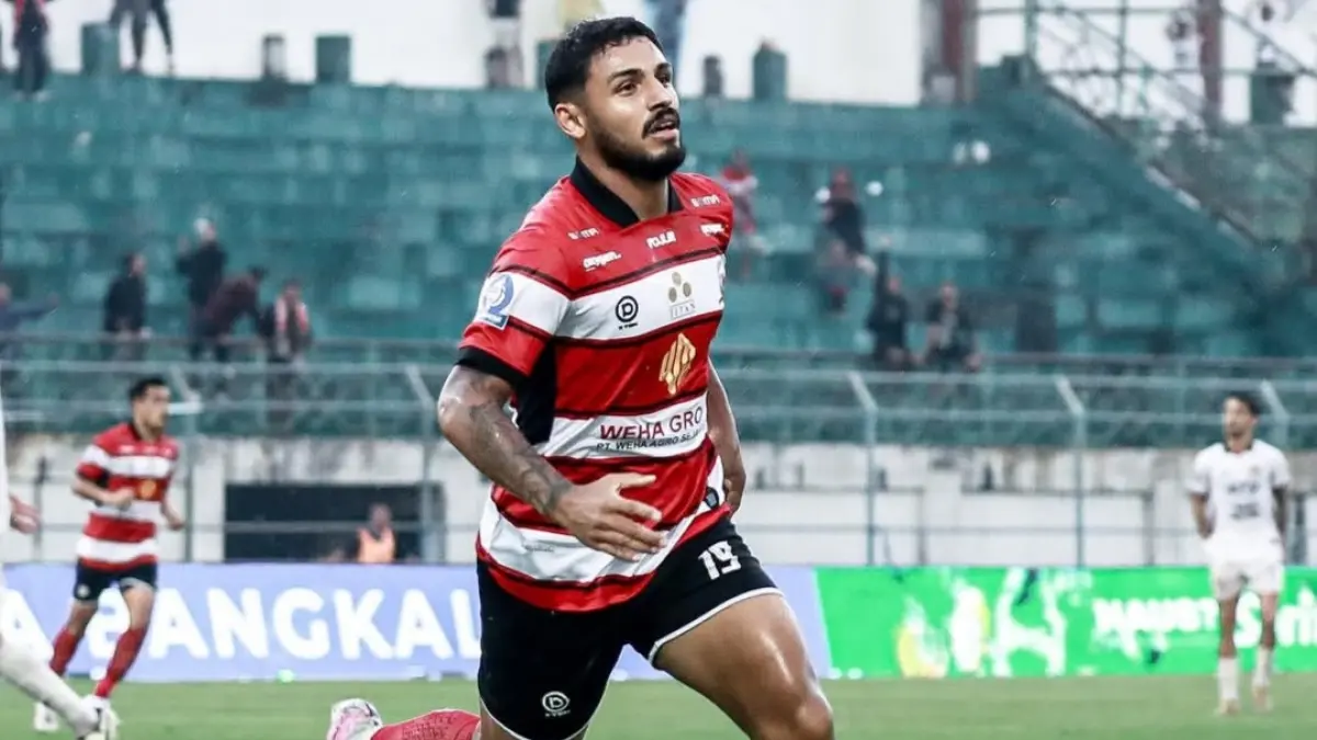 SUPER SUB: Pemain Madura United Riquelme menjadi pahlawan kemenangan bagi timnya saat membekuk Persik Kediri 2-1. (IG @maduraunited.fc)