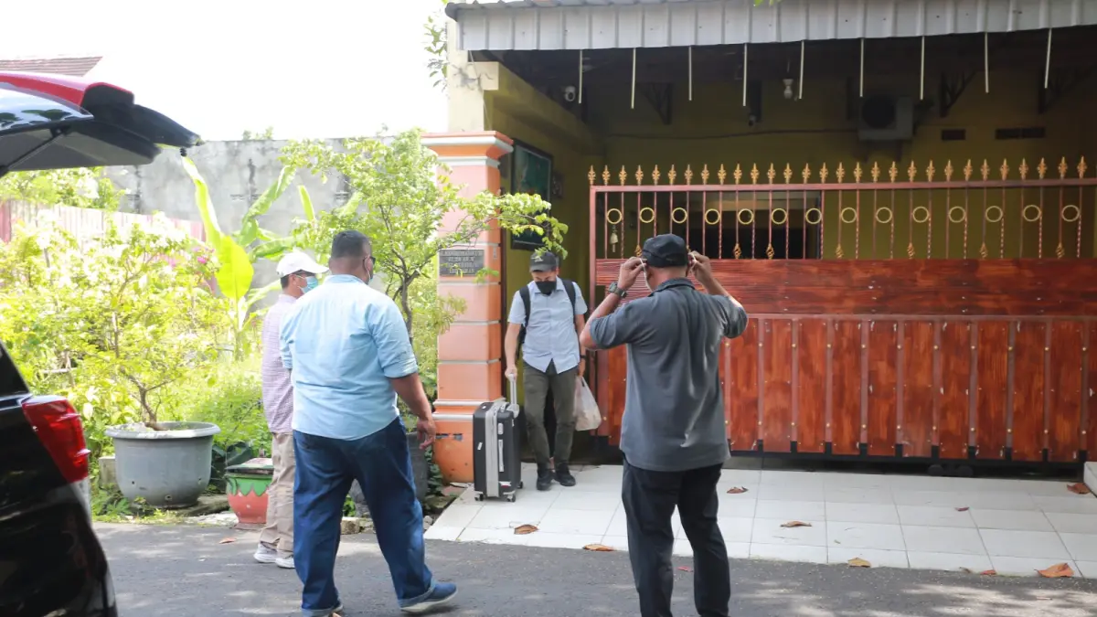 Tim KPK melakukan penggeledahan di sejumlah lokasi di Kota Madiun untuk mengusut dugaan suap proyek. BAGAS BIMANTARA/RADAR MADIUN
