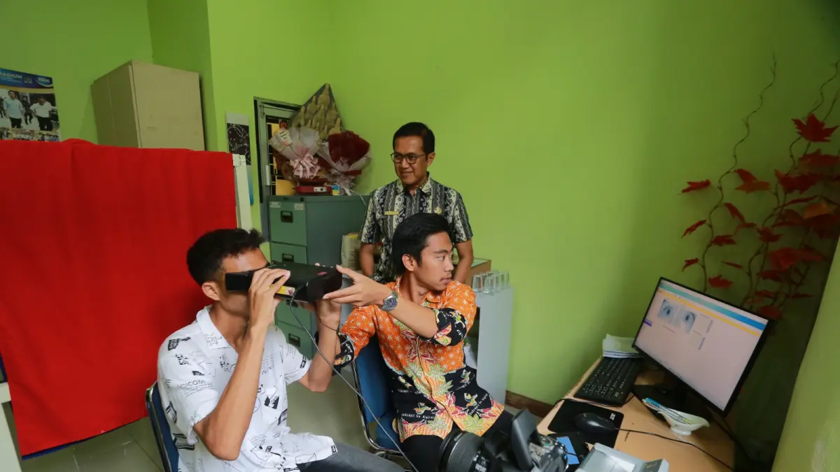 Warga mengurus administrasi kependudukan di Dispendukcapil Kota Madiun usai Lebaran, permohonan meningkat signifikan. BAGAS BIMANTARA/RADAR MADIUN