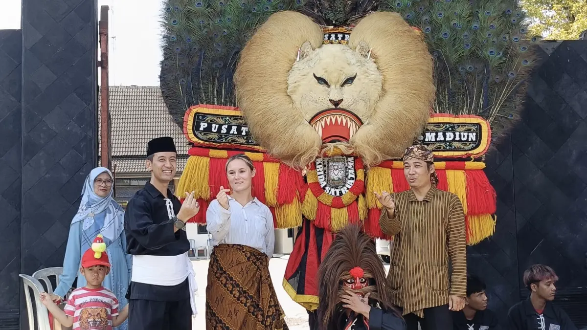 Wisatawan mancanegara mengunjungi Padepokan Agung PSHT Pusat Madiun untuk mengenal pencak silat dan budaya lokal. HENGKY RISTANTO/RADAR MADIUN