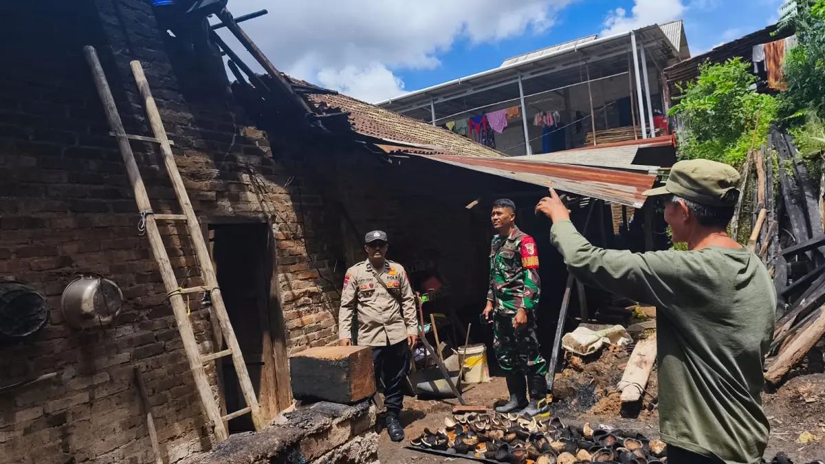 Api membakar dapur rumah warga Desa Kalikuning, Tulakan, saat ditinggal kenduri. Kebakaran diduga dipicu tungku yang belum padam. FOTO: ISTIMEWA