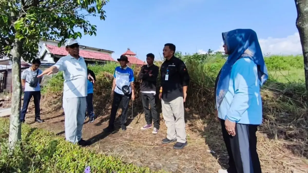 Bupati dan Wakil Bupati Magetan memantau kondisi drainase di Jalan Mayjen Sungkono yang rawan genangan. FOTO: PROKOPIM UNTUK RADAR MAGETAN