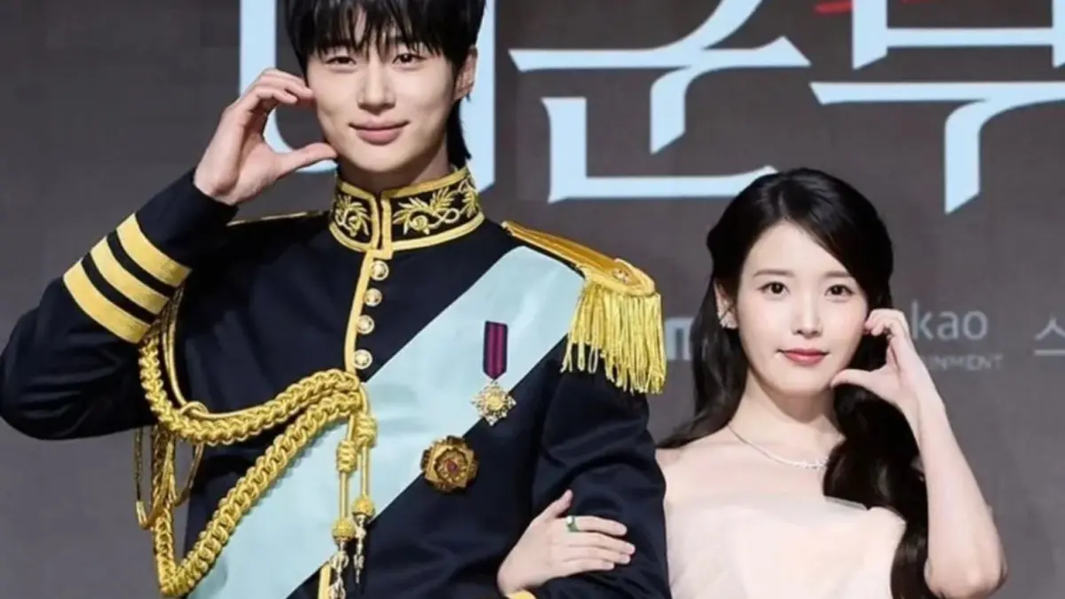 Byeon Woo-seok (kiri) dan IU (kanan) membintangi drakor terbaru berjudul Perfect Crown.  (Instagram @mbcdrama_now)