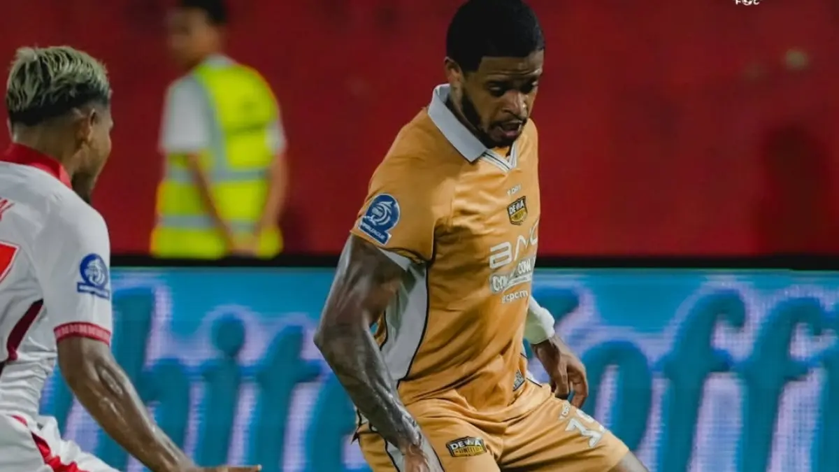 CURI POIN: Striker Dewa United Alex Martins menjadi bintang sekaligus pahlawan kemenangan bagi timnya saat melawat ke kandang Malut United, Minggu (12/4). (IG @dewaunitedfc)