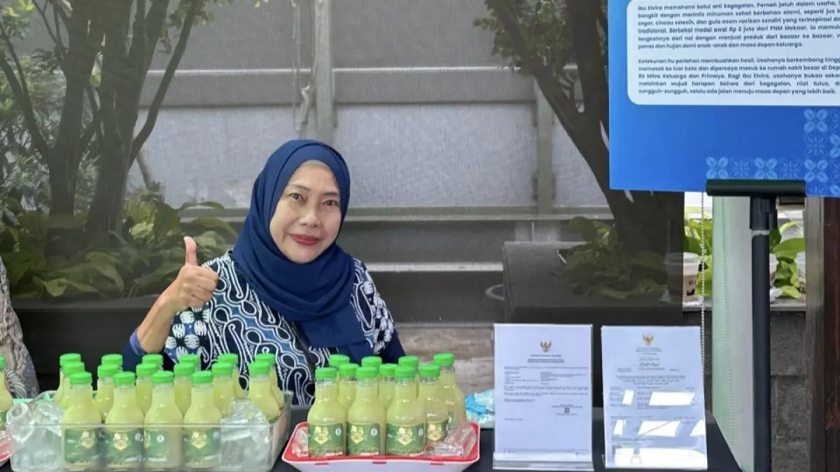 Elvira Safitri menunjukkan produk minuman sehat berbahan alami yang kini menembus pasar luar kota.
