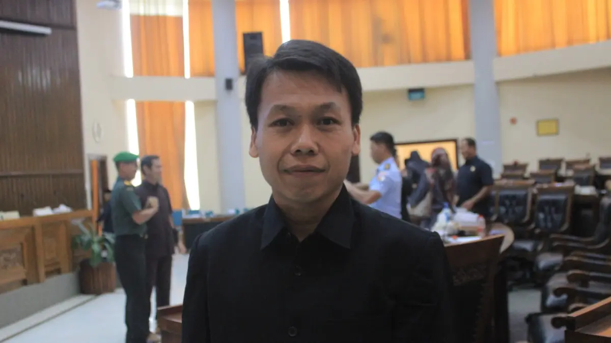 Ketua Fraksi Gerindra DPRD Magetan Andri Ansori dalam sidang paripurna DPRD Magetan saat membahas raperda terkait UMKM dan pengelolaan limbah. AJI PUTRA/RADAR MAGETAN