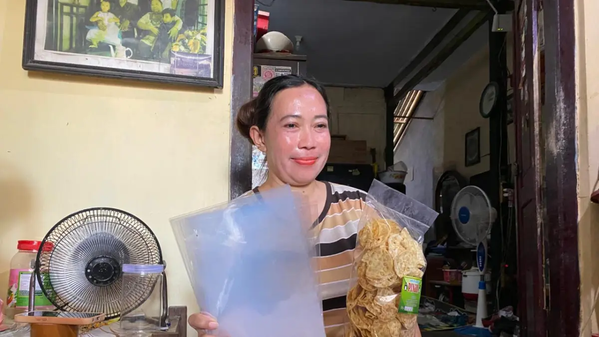 Pelaku UMKM keripik tempe di Madiun menaikkan harga jual akibat lonjakan harga plastik kemasan. ERLITA HERMININGSIH/RADAR MADIUN