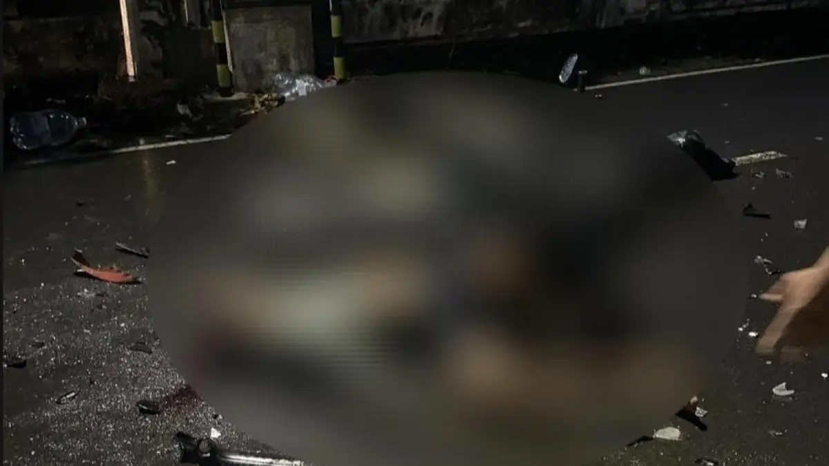 Petugas mengevakuasi kendaraan usai kecelakaan maut di jalan penghubung Tiron–Gunungsari. FOTO: ISTIMEWA