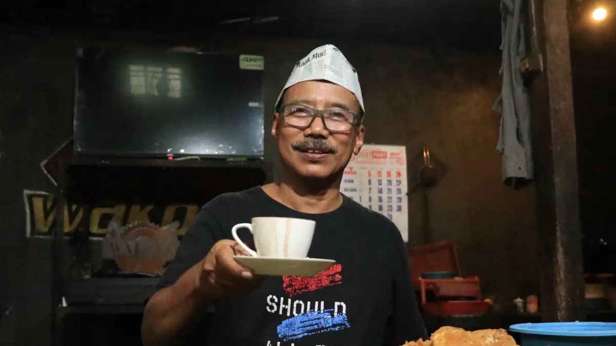 Wahyudi alias Gecol, pemilik warung Wakoka Ponorogo, bersama istri bersiap berangkat haji setelah 14 tahun menabung. SUGENG DWI N/RADAR PONOROGO