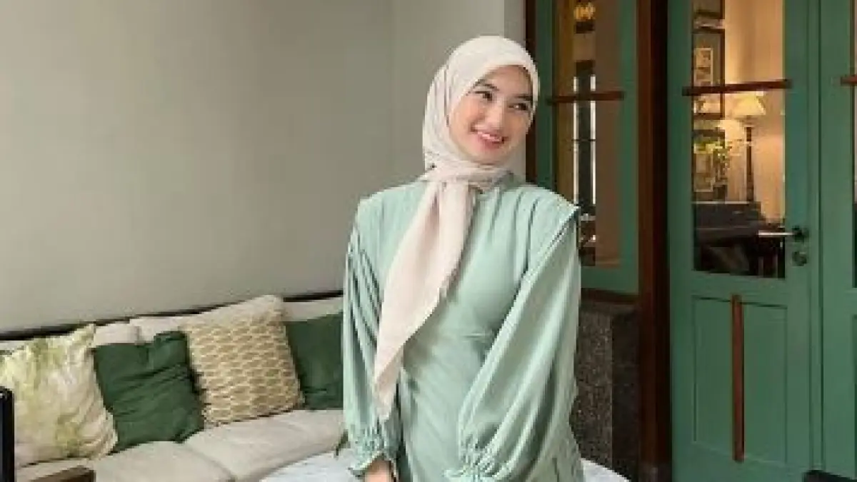 warna jilbab untuk baju sage, kombinasi warna hijab, sage green outfit, mix and match hijab, warna jilbab elegan, inspirasi hijab, outfit sage hijab. (ISTIMEWA)