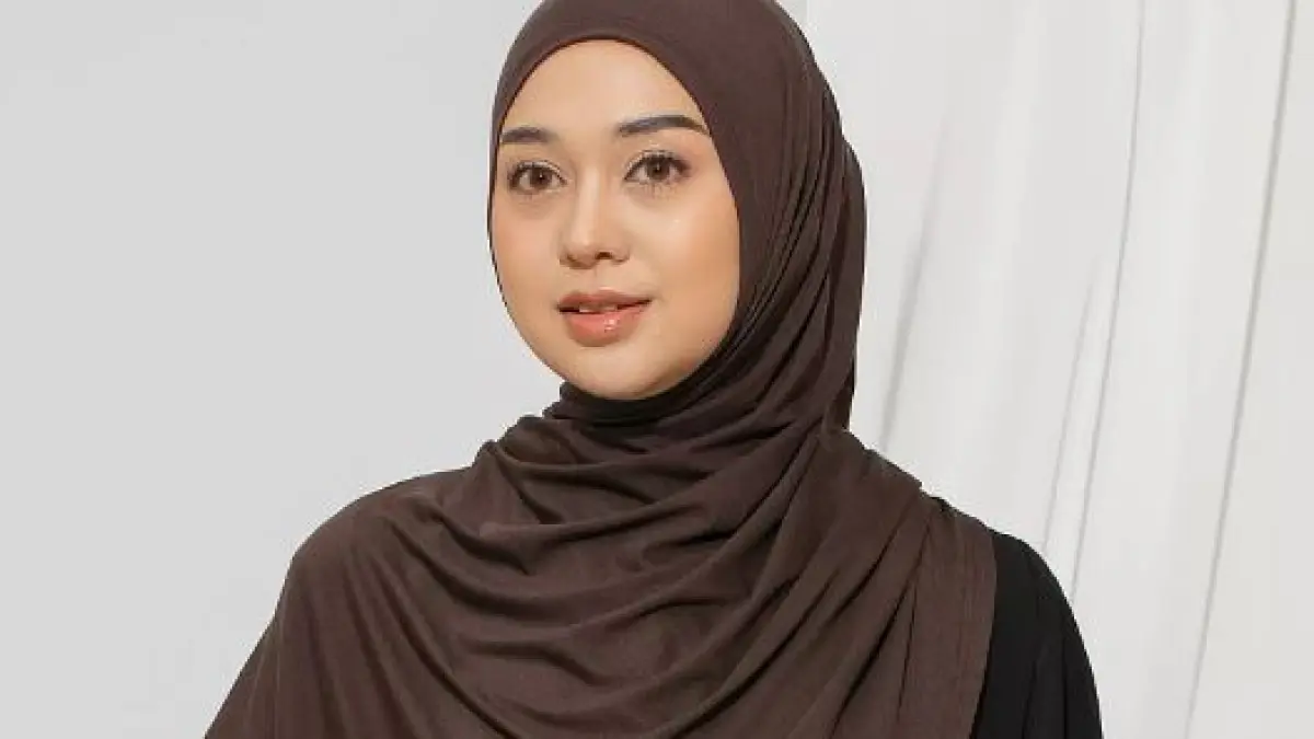 Warna Jilbab yang Cocok untuk Baju Mahogani. (ILUSTRASI/ZALORA)