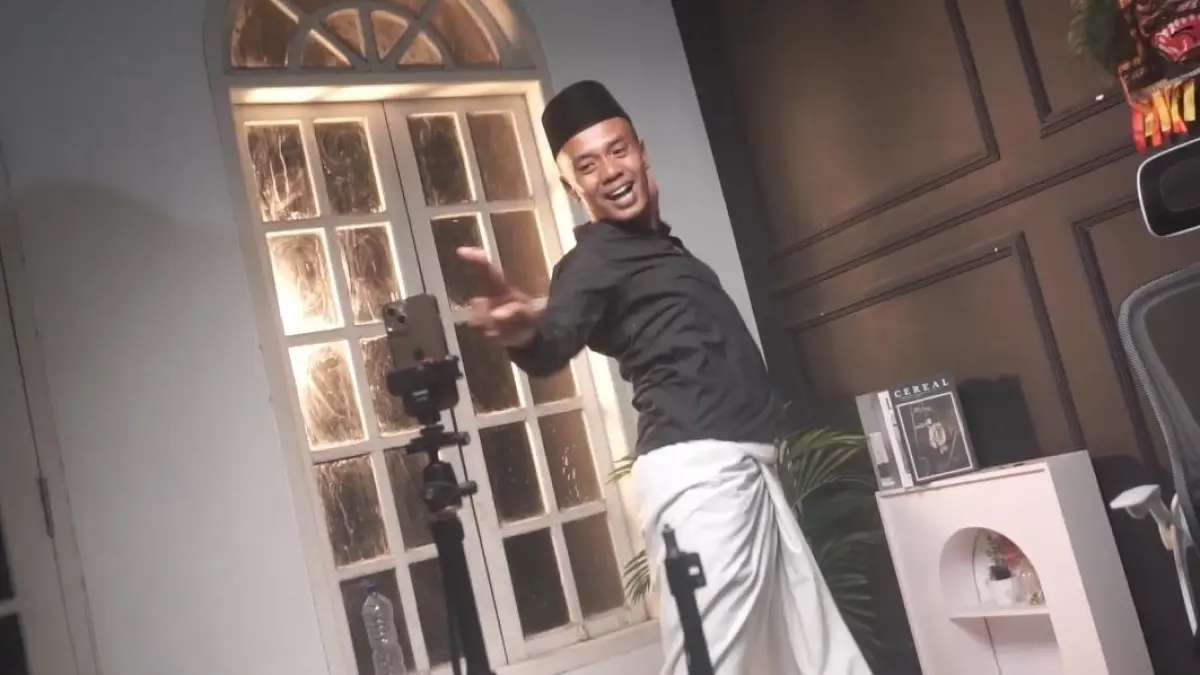 Akif Pahala, warga Pacitan, viral hingga internasional lewat video joget santai berdurasi 11 detik yang ditonton puluhan juta kali. FOTO: ISTIMEWA