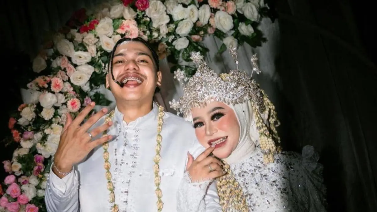 Cimoy menikah dengan Zidan Rap.