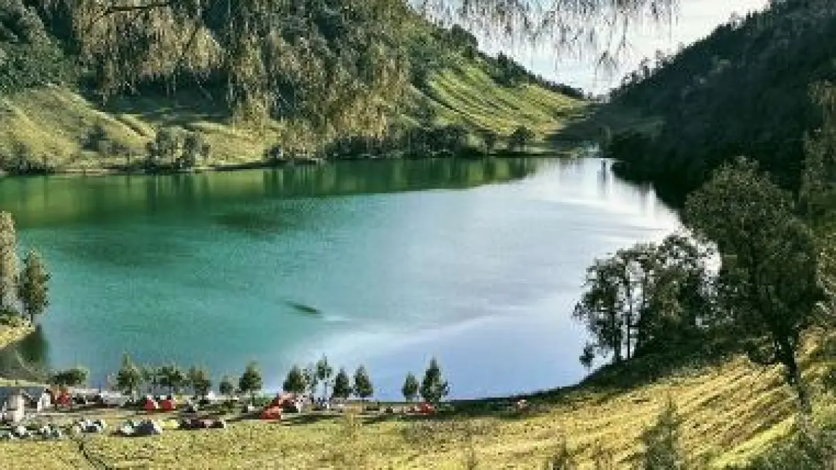 Danau Ranu Kumbolo, salah satu spot terbaik saat eksplore Bromo. (PINTEREST)
