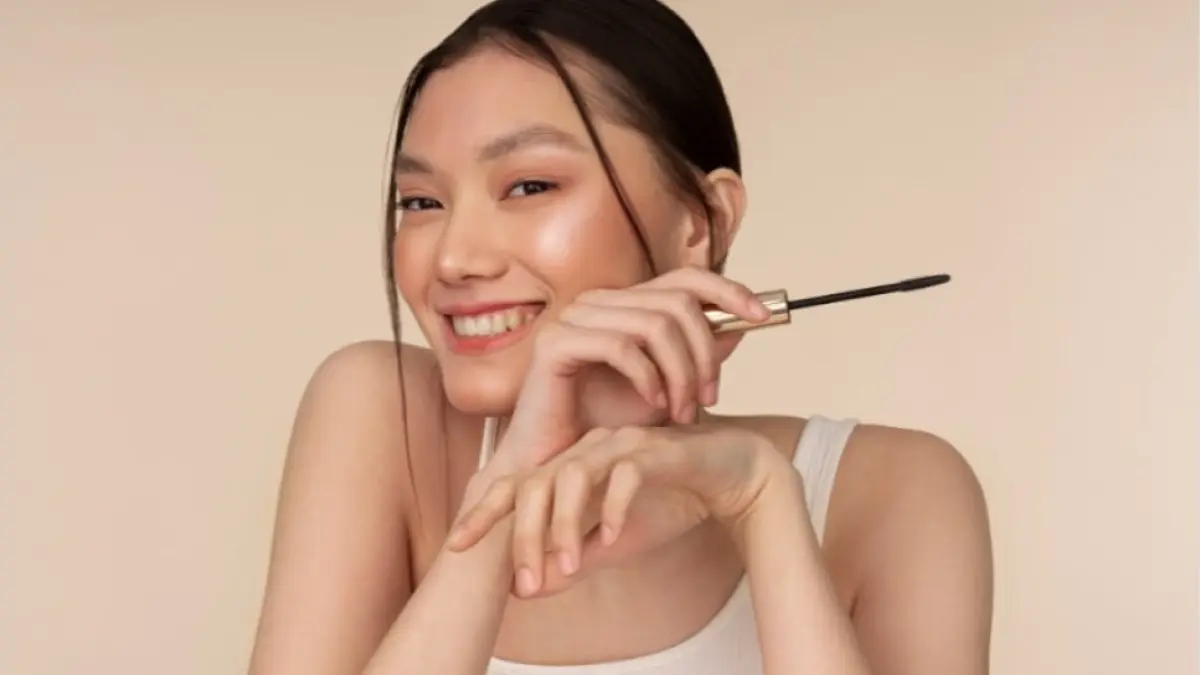 Ilustrasi perempuan makeup. (freepik)