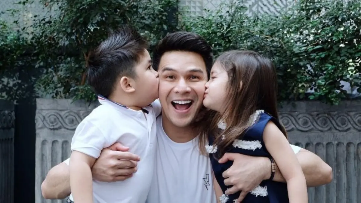 Jonathan Frizzy dan dua buah hatinya. (THE ASIAN PARENT)