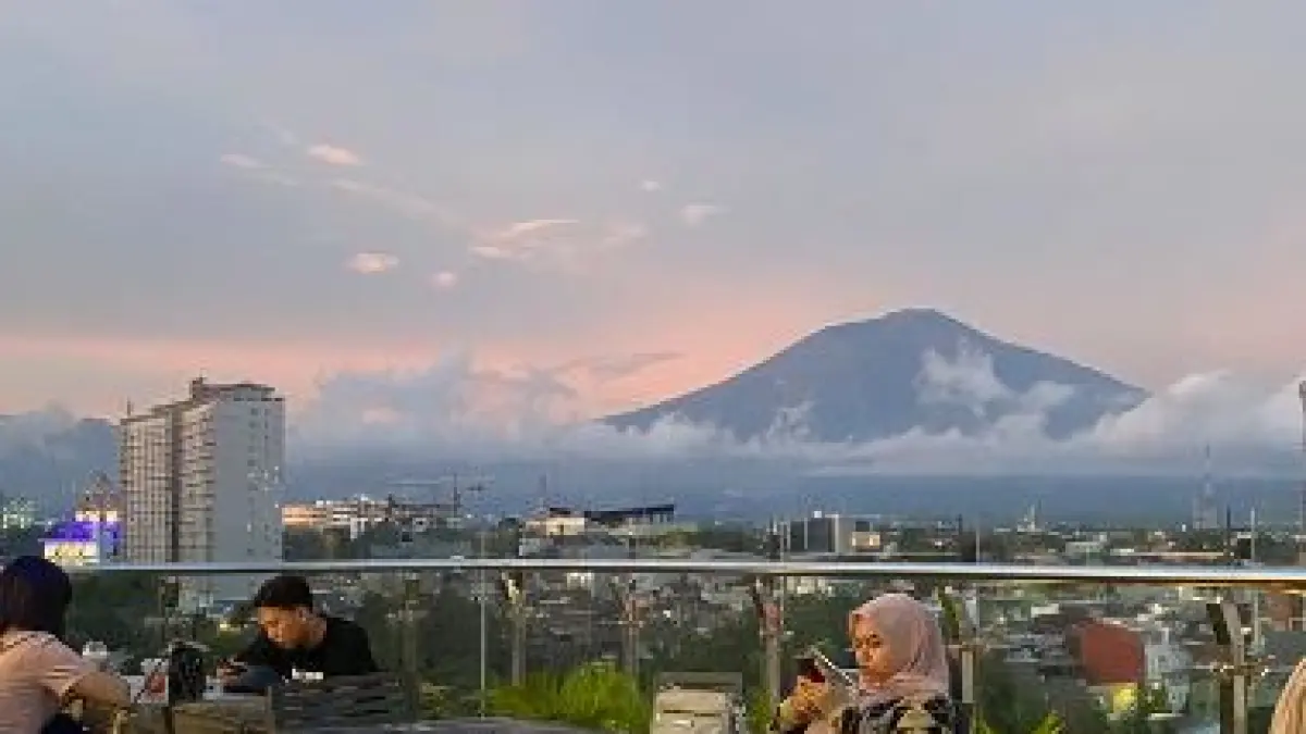 Kafe Hits di Kota Batu dengan View Kece. (ILUSTRASI/PINTEREST)