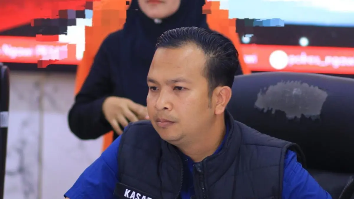 Kasat Reskrim Polres Ngawi AKP Aris Gunadi menunjukkan barang bukti ratusan liter solar subsidi yang diamankan dari pelaku di Ngawi. FOTO: ASEP SYAEFUL/RADAR NGAWI
