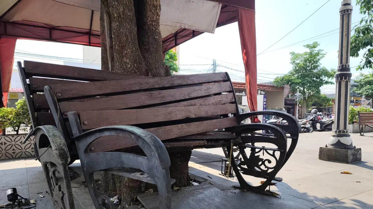Kursi pedestrian di Jalan HOS Cokroaminoto Ponorogo rusak dan tidak bisa digunakan. DLH telusuri kepemilikan aset. FOTO: SUGENG DWI N/RADAR PONOROGO