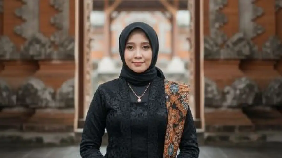Mitos Duduk di Depan Pintu Saat Hujan. (ILUSTRASI/PINTEREST)