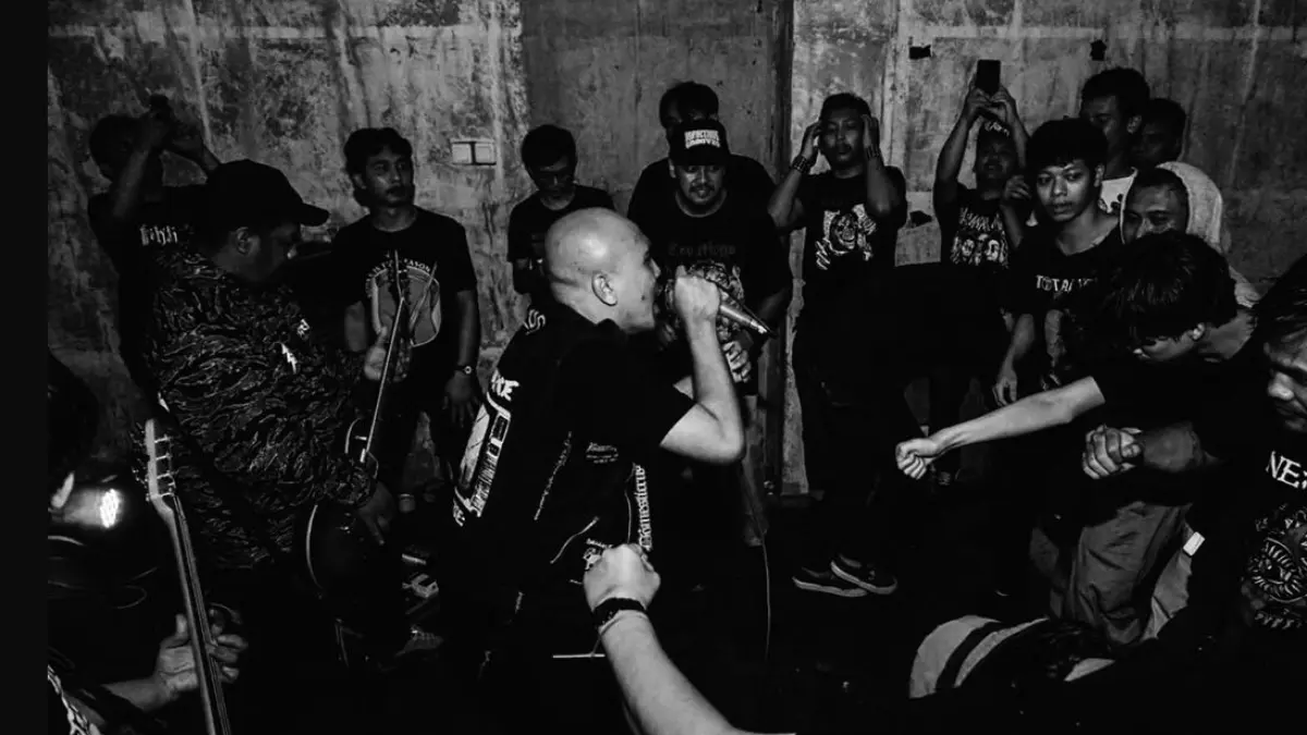 Penampilan salah satu band di acara ZonaKacau. (Instagram @zk_allages)