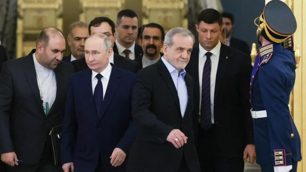 Pertemuan Presiden Rusia Vladimir Putin (kiri) dan Presiden Iran Masoud Pezeshkian (kanan) pada Januari 2025. Foto: via REUTERS/Vyacheslav Prokofyev