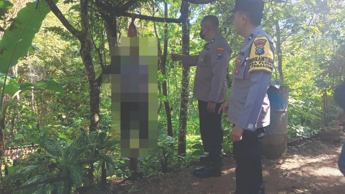 Petugas melakukan olah TKP kasus guru PPPK yang ditemukan meninggal gantung diri di Tegalombo Pacitan. FOTO: POLSEK TEGALOMBO