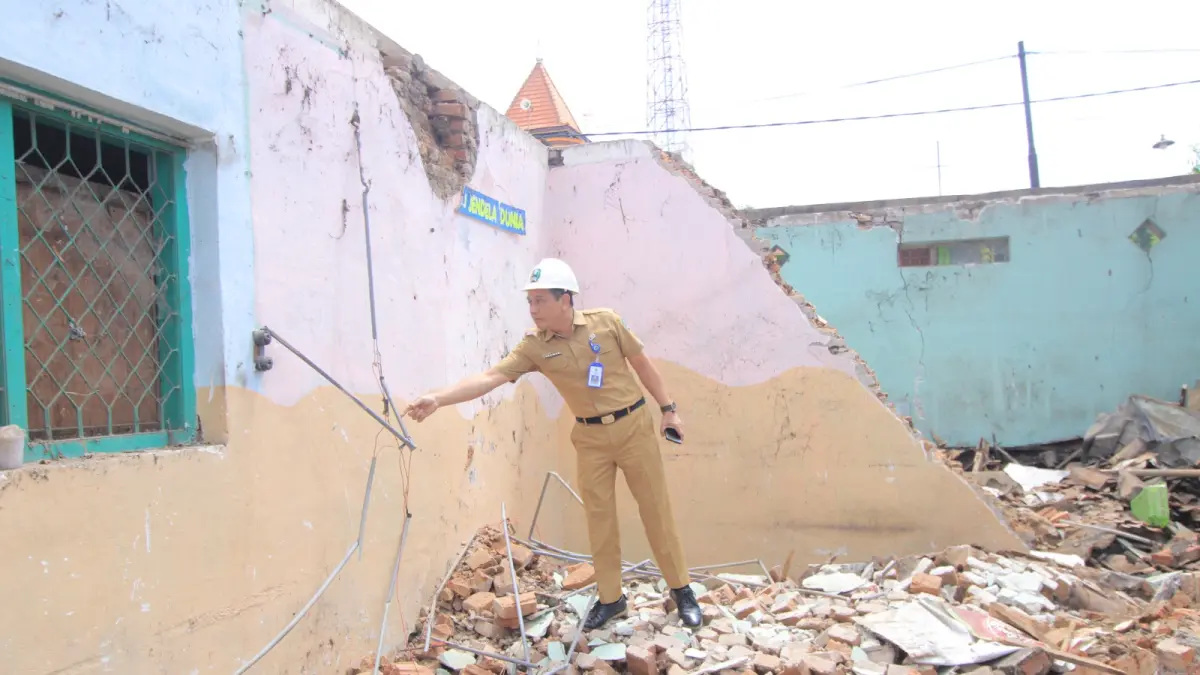 Petugas membersihkan reruntuhan gudang SDN 2 Bendo Magetan usai roboh akibat hujan deras. FOTO: AJI PUTRA/RADAR MAGETAN