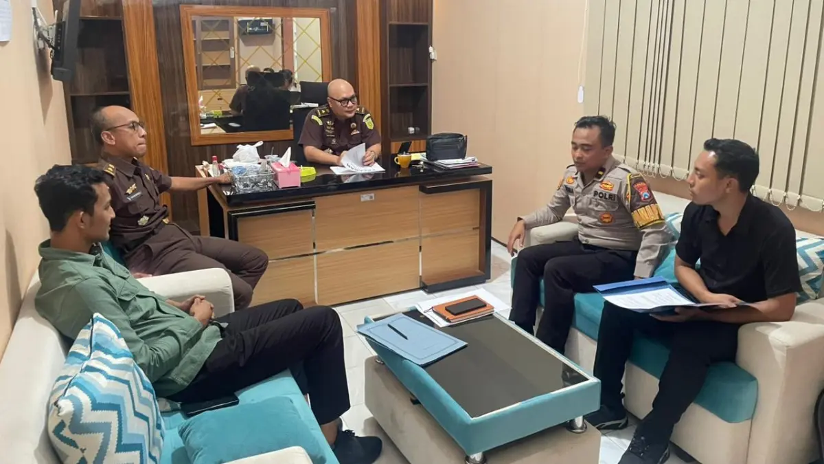 Petugas Polres Pacitan melimpahkan kasus dugaan kredit fiktif PNM Mekaar ke Kejaksaan Negeri Pacitan. FOTO: HUMAS POLRES PACITAN