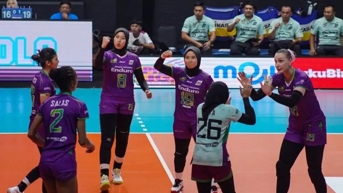 Pevoli Jakarta Pertamina Enduro Megawati Hangestri Pertiwi (ketiga kiri) berselebrasi bersama rekan-rekannya usai berhasil mencetak angka atas tim Jakarta Electric PLN Mobile pada pertandingan Final Four Proliga 2026.